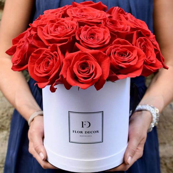 Шляпная коробка из роз от 12 200 руб.